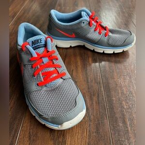 NIKE Athletic/Training Shoe - Size 5.5